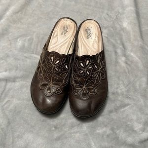 Jambu - size 8.5 Slip ons